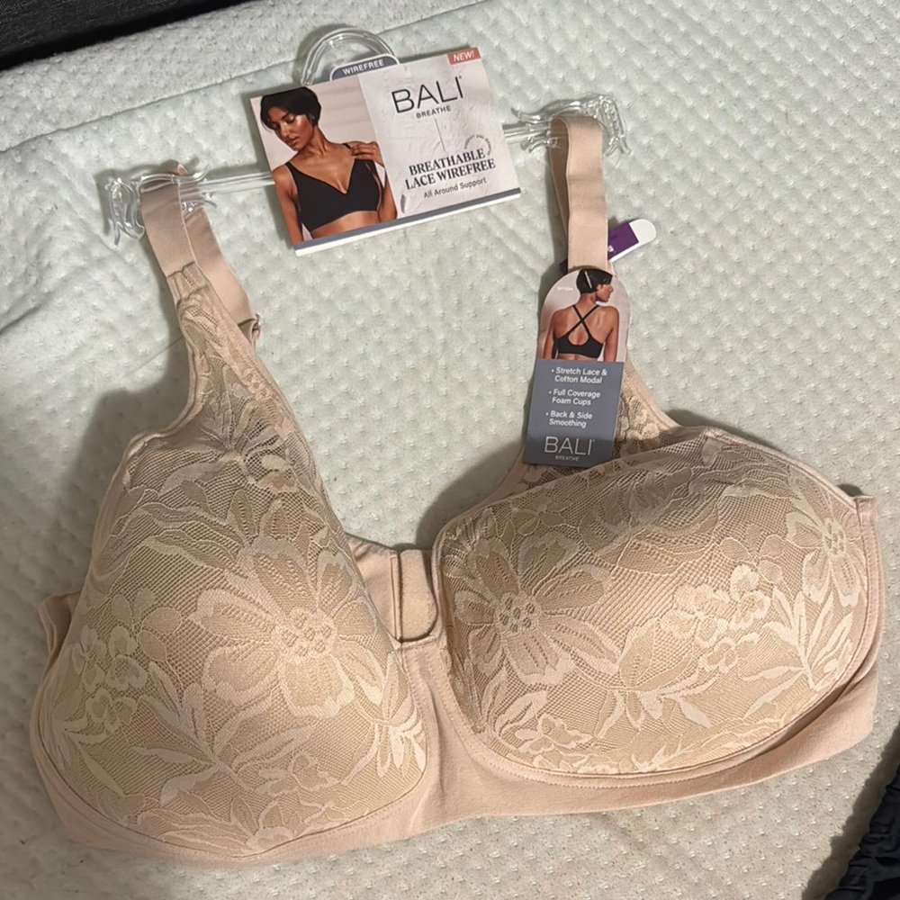 Brand new Bali Women's Breathable Lace Underwire Bra - Cream